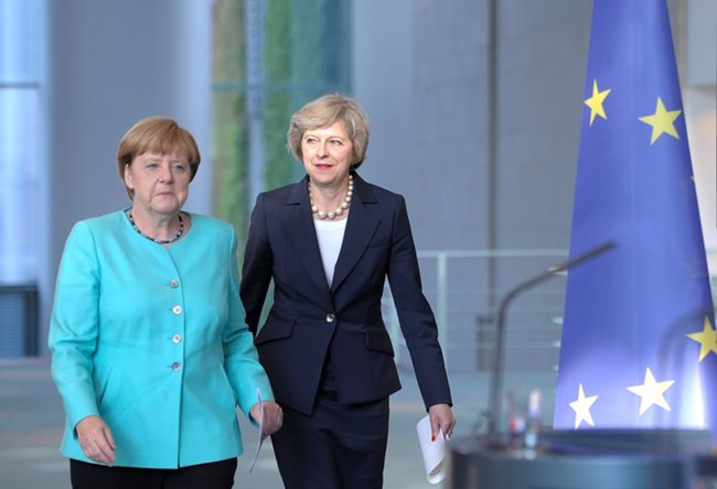Канцлерът на Германия Ангела Меркел посреща премиера на Великобритания Тереза Мей в Берлин на 16 юли 2016 г.  Първата им официална среща бе само три дни, след като Тереза Мей пое поста от Дейвид Камерън.