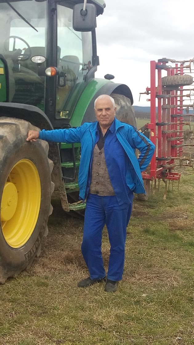 Жеко Жеков край един от тракторите си