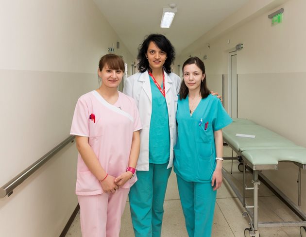 Д-р Василена Топузанска (в средата) с акушерките Любка Кръстева и Юксел Хака