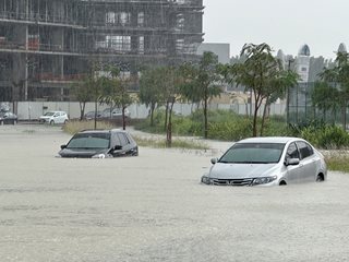 Порои, наводнения и ураганен вятър в Дубай, в сила е червен код за опасно време  (Галерия, видео)