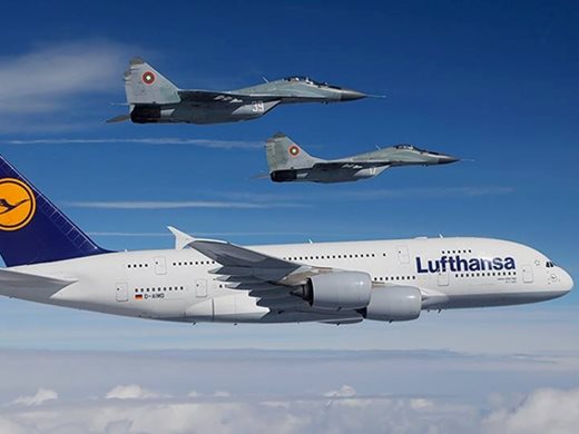 Най-големият самолет - А380 сниман от изтребител