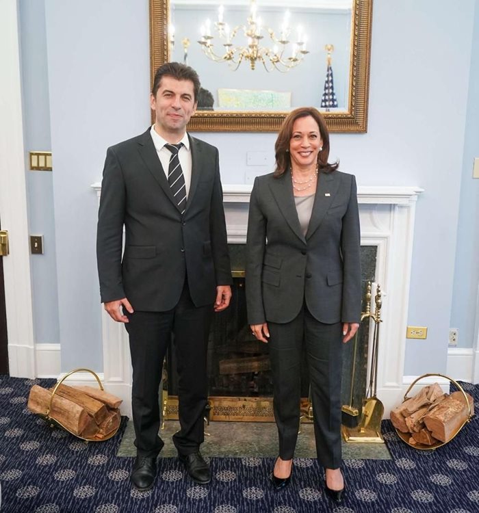 Премиерът Кирил Петков се срещна с вицепрезидента на САЩ Камала Харис, след което стана ясно, че България ще получи евтин американски газ.