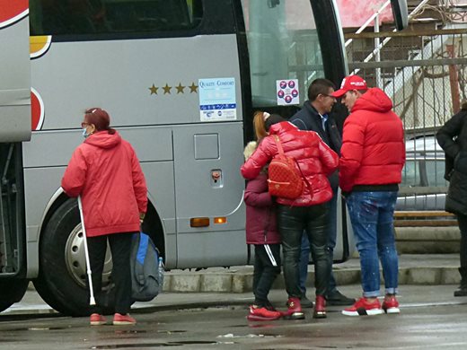 В междуградските автобуси не пускат хора без маска, разреждат ги, ако са малко