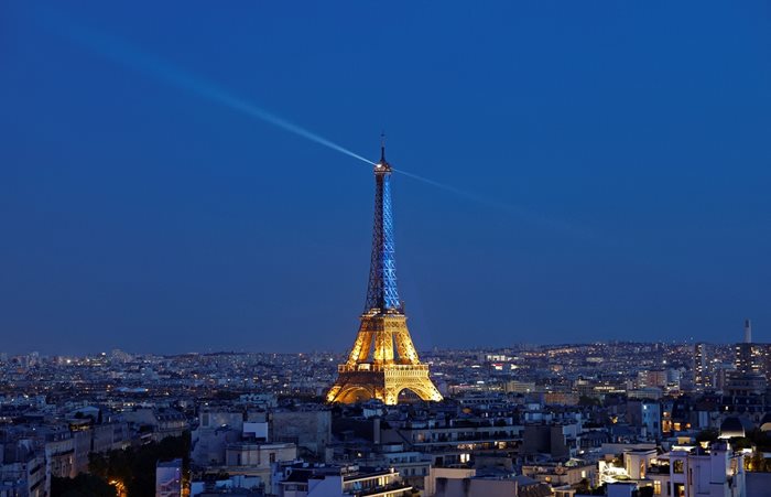 Айфеловата кула в Париж светна в жълто и синьо в Деня на Европа
Снимки: Ройтерс