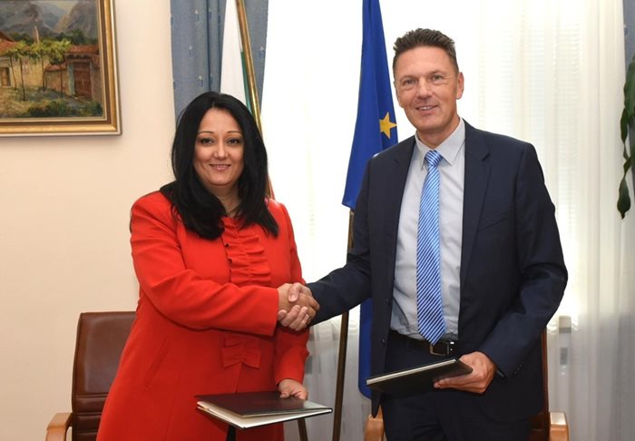 Министър Лиляна Павлова сключи споразумение за партньорство с Тим Курт, президент на Германо-Българската индустриална търговска камара, на церемония в Министерския съвет днес.Снимки: пресцентъра на Министерство за Българското председателство на Съвета на ЕС 2018