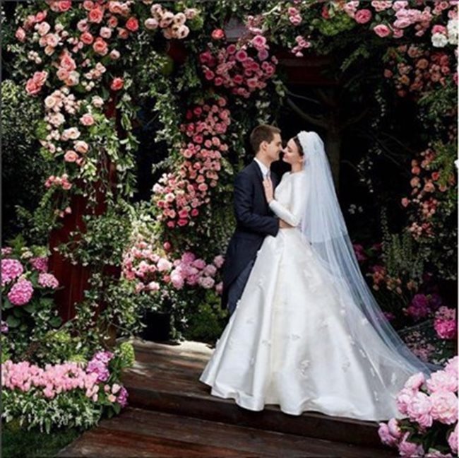 Миранда Кър и Евън Шпигел/ Роклята била вдъхновена от актрисата Грейс Кели и роклята, която тя носеше на сватбата си с принца на Монако Рение. СНИМКА: Инстаграм