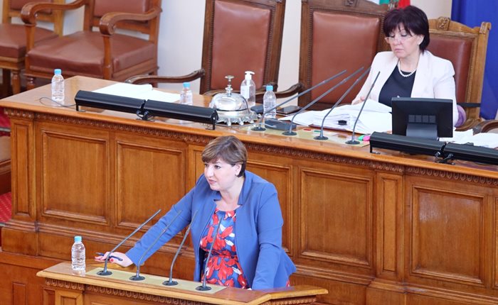 Предложения за законови промени, внесени от депутати от ГЕРБ начело с шефката на правната комисия Анна Александрова, забраняват дългове да се продават без съгласието на длъжника.


