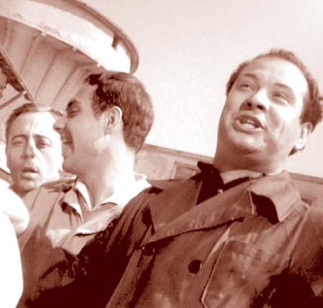 Първият кадър на Тодор Колев в българското кино и единственият във филма “Невероятна история”. Той е вляво на снимката, вдясно е Вълчо Камарашев.