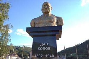 Новооткритият паметник на Дан Колов в балканското градче Плачковци