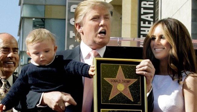 Милиардерът получава звезда на холивудската Алея на славата в компанията на съпругата си Мелания и сина им Барон през 2007 г.