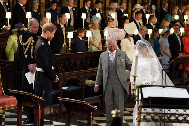 Принц Чарлз отведе Меган Маркъл до олтара.