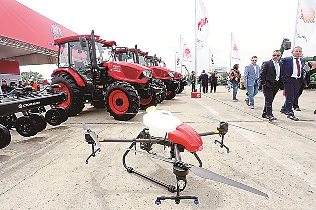 Дрон-пръскачка и трактори на чешката компания Zetor