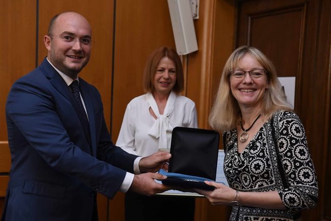 Георги Георгиев връчва отличието на Анждела Родел