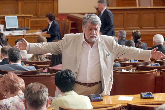 Вежди Рашидов е колоритен, без значение дали зад депутатската банка, в министерския стол или по време на разговор с приятели.
