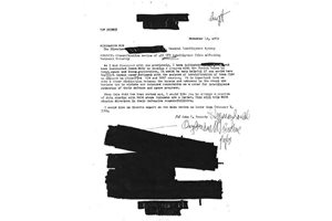 Записката от 12 ноември 1963 г., под която стои подписът на Кенеди. Все още не сигурно, че тя е истинска, тъй като службите твърдят, че не я откриват в архивите си. 