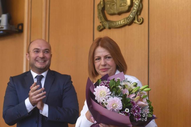 Йорданка Фандъкова получи красив букет от председателя на СОС Георги Георгиев