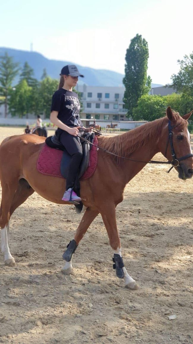 Младата актриса ходи на конна езда за снимките на “Чума”.