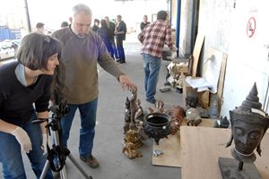 Експерти оглеждат част от докараните в България предмети.