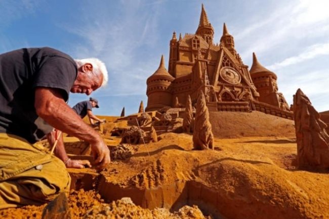 Белгийски плаж се превърна в гигантска галерия с огромни супергерои, анимационни любимци и замък на Пепеляшка за един от най-големите фестивали на пясъчните скулптури. Снимка: Ройтерс