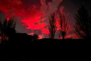 Гледка на северното сияние над България. Червената светлина напомня пожар.