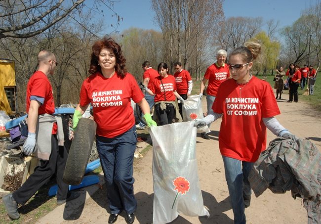 Април 2009 г. - Йотова се включи в почистването на Южния парк в София, организирано от червената структура в столицата.