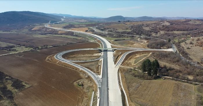 Много от пътните съоръжения между “Боаза” и Велико Търново вече са с изградени основи и се довършват.


