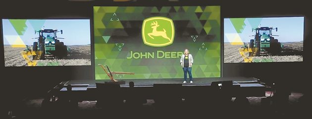 Деана Ковар, вицепрезидент на John Deere по производството и прецизното земеделие, представи автономния трактор JD 8R