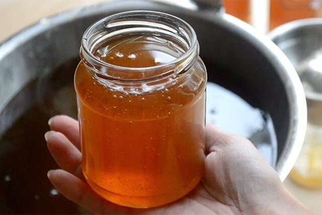 Ароматни вещества придават специфичен аромат на меда. Открити са около 200 вещества, като всеки вид мед съдържа освен общите и специфични съставки, по които може да бъде определен растителния му произход.