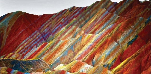 Планина като дъга е геоложки феномен, който се среща в Китай, Иран, Чили и Аржентина. Масивите на цветни райета - синьо, жълто, оранжево и червено, са в резултат на наслагване на различни слоеве цветни пясъчници и минерали, подкосени от тектонични плочи преди повече от 24 млн. години и ерозирали с времето. На снимката е планината като дъга в областта Данксия (в превод Розов облак) в провинция Гансу в Северен Китай. Склоновете є са много стръмни, повечето са невъзможни за изкачване.