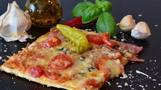 Пица с шунка и сирена