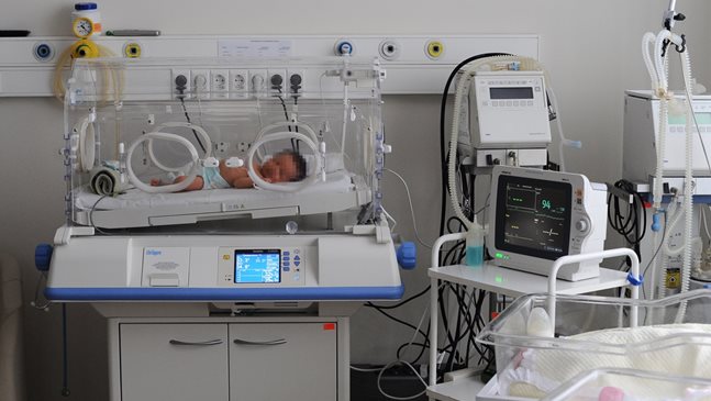 Уникална операция: Лекари поставят стент на новородено с тегло 1100 грама