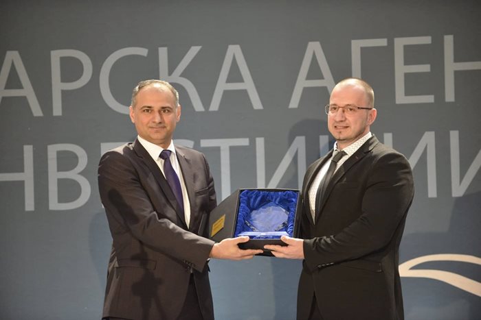 Методи Стоянов, директор производство в "Карлсберг България", взе награда от зам.-министъра на иновациите Стефан Савов.