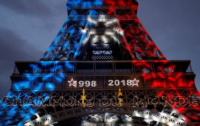 Айфеловата кула светна в цветовете на френското знаме след триумфа на "петлите" на световното  СНИМКА: Ройтерс