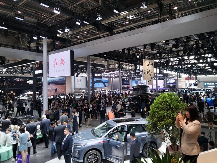 700 автомобилни фирми показват свои модели на изложението в Пекин. Снимки: авторът
