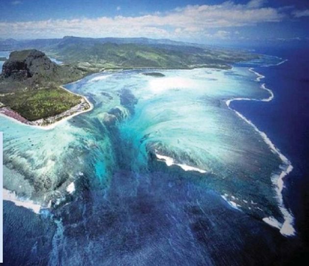 Подводният водопад край остров Мавриций е оптична измама. Дължи се на свободно движещи се пясъчни наноси, които променят цвета на водата. Гледката бе хваната дори от Google Earth.