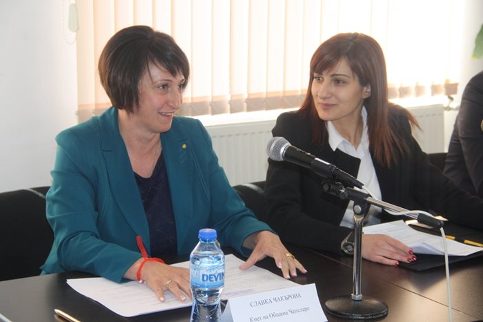 Славка Чакърова (вляво) и Росица Черпокова по време на заседание на Общинския съвет