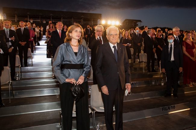 Президентът на Италия Серджо Матарела с дъщеря си е на откриването на летния сезон на операта.