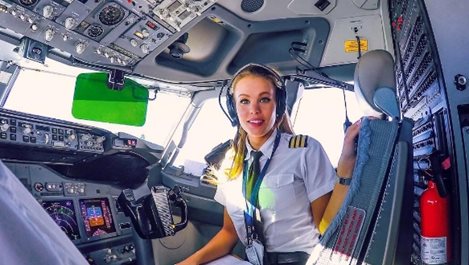 Красавица-пилот стана хит в Instagram (галерия)
