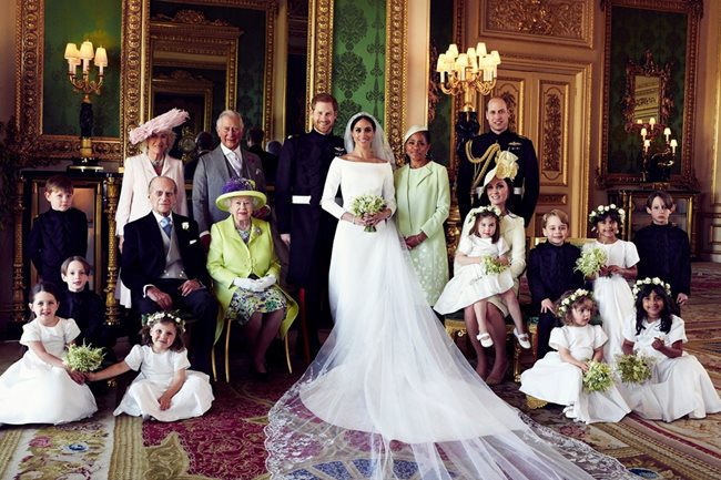 Официалната снимка на кралското семейство след сватбата на Хари и Меган, която бе направена в двореца.