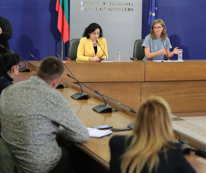 Земеделският министър Десислава Танева (вляво) оповести помощ от 5 млн. лв. за български производители, които ще влязат в търговските вериги.

