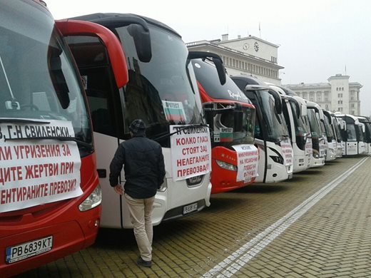 Автобуси и таксита си тръгнаха от площада, след като друг протест се смеси с техния