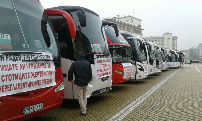 Около 60 автобуса и 150 таксита паркираха протестно на площад "Александър Батенберг". 