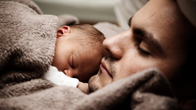 Изграждане на силна връзка между бащата и бебето през първата годинка. Как?