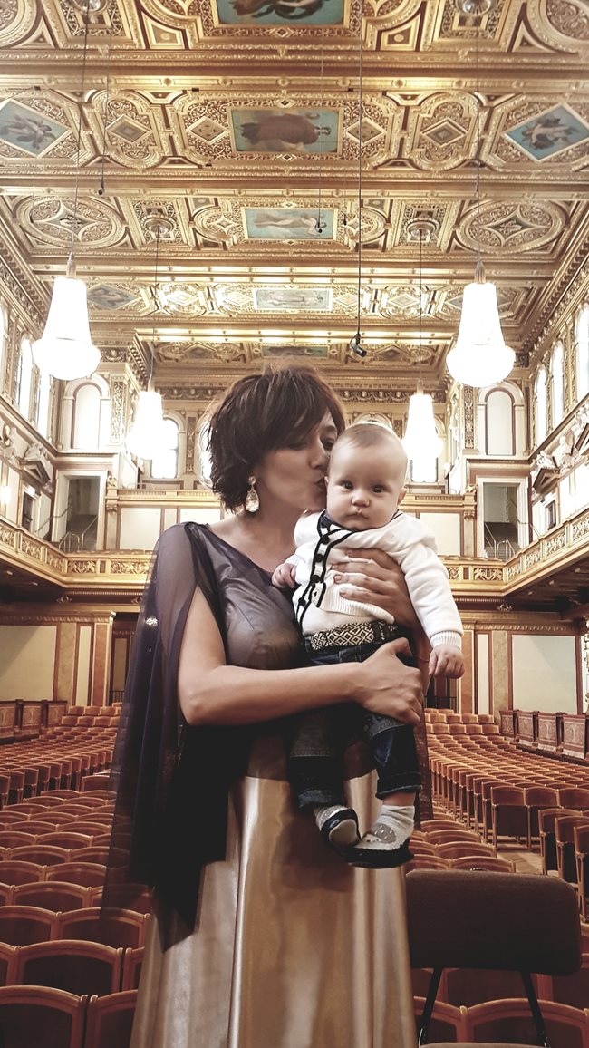 Адриан с мама във Виена  СНИМКА: ЛИЧЕН АРХИВ