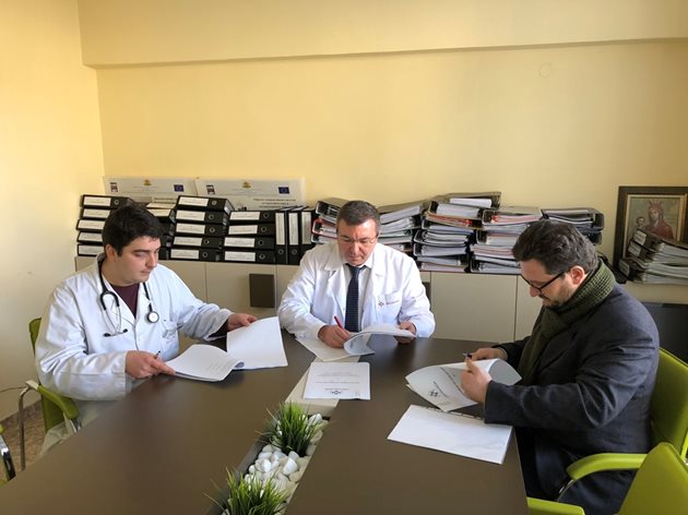 Доц. Костадин Ангелов и представителите на КНСБ и КТ "Подкрепа" д-р Билюков (вляво) и д-р Данов подписаха нов колективен трудов договор за болницата.