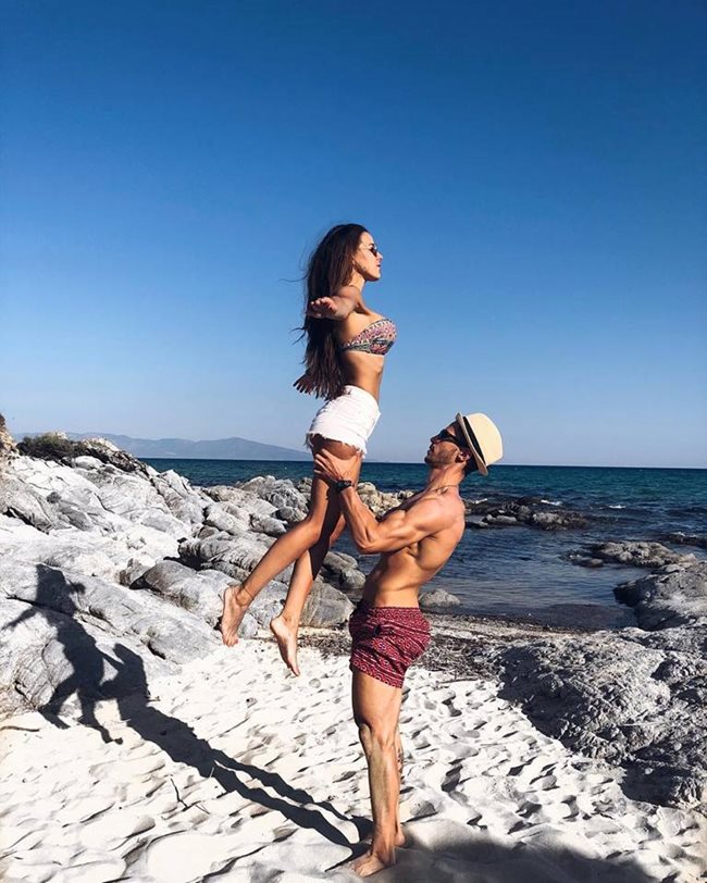 Тя и той на плажа през лятото