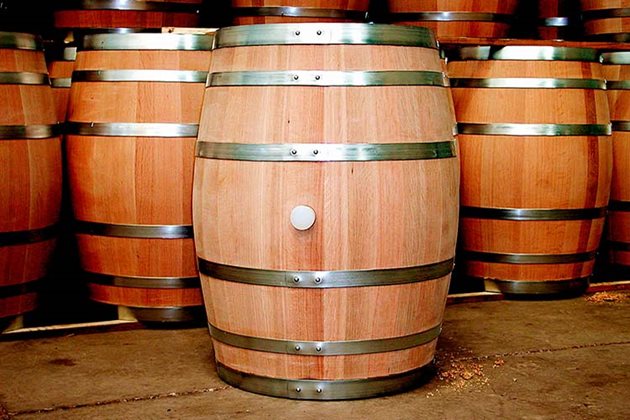 По-трудно се поддържа дървеният съд, а при преминало в него вкиснато вино, няма гаранция дали и следващото няма да вкисне