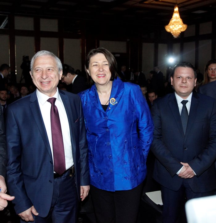 Премиерът Огнян Герджиков, еврокомисарят по транспорта Виолета Булц и министърът на транспорта Христо Алексиев преди откриване на конференцията