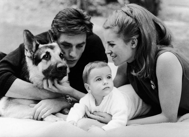 Ален Делон на почивка заедно със съпругата си Натали, синът им Антони и немската им овчарка през 1965 г. СНИМКИ: АРХИВ
