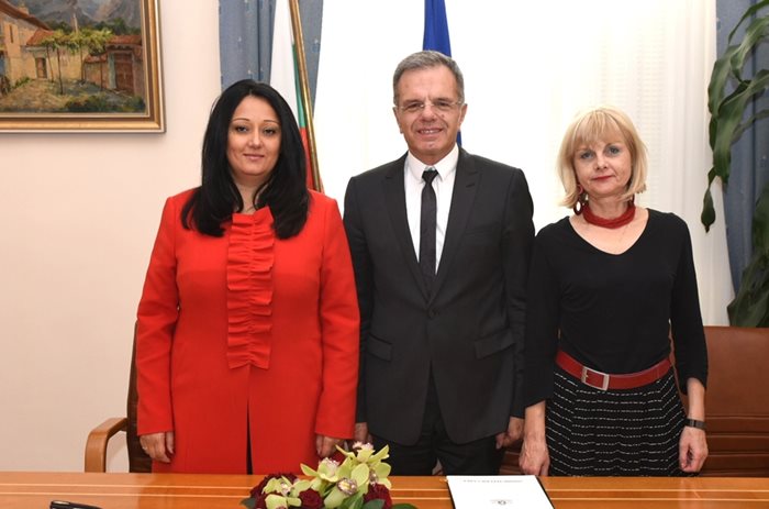Лиляна Павлова  с председателя на УС Владимир Иванов и изпълнителния директор Ивана Радомирова.